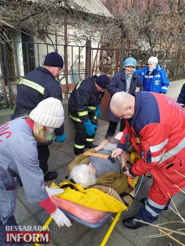 В Аккермане спасатели с медиками пришли на помощь пожилой женщине, оказавшейся в тяжелом состоянии в запертом доме