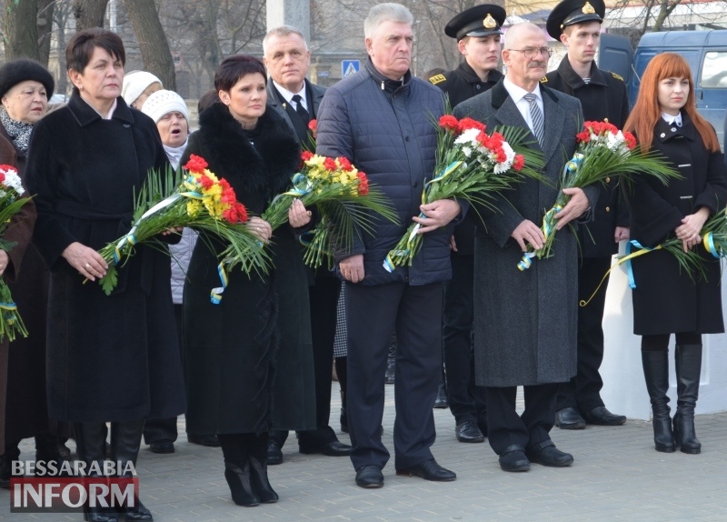 В память о Героях Небесной Сотни в Измаиле возложили цветы к монументу Кобзарю