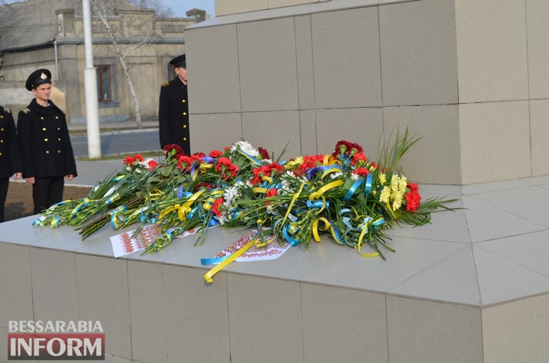 В память о Героях Небесной Сотни в Измаиле возложили цветы к монументу Кобзарю