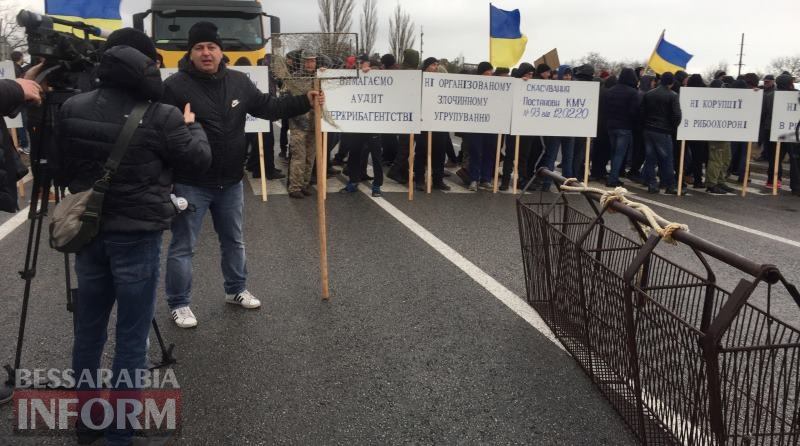 В Татарбунарском районе, протестуя против произвола чиновников, рыбаки со всей Бессарабии снова перекрыли трассу Одесса-Рены