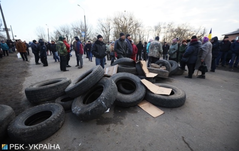 Перекрытые дорог и столкновения: в Новых Санжарах люди митингуют против размещения эвакуированных из Уханя