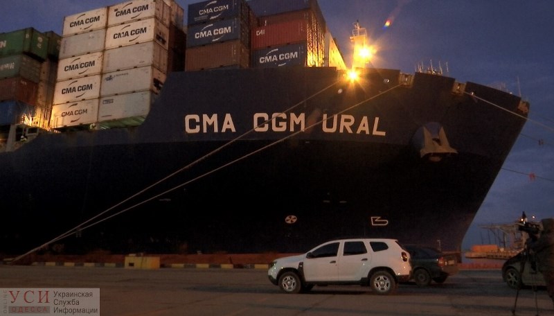 На контейнеровозе, который вчера прибыл в порт Одессы из Китая, зараженных коронавирусом не обнаружили