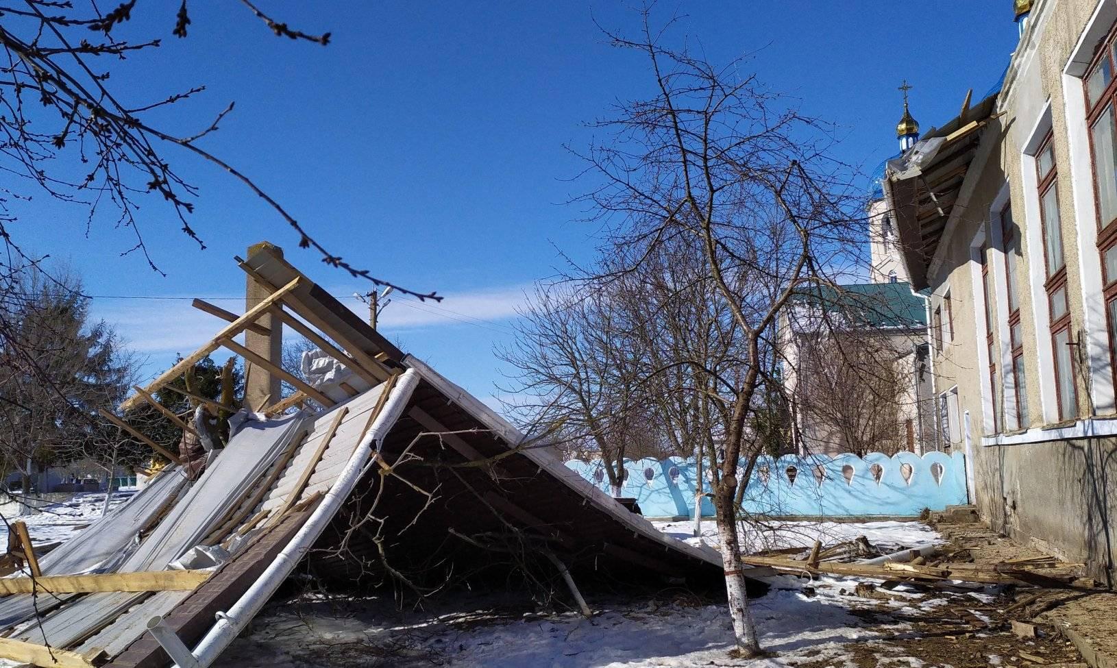 Снесенную ветром крышу со школы села Десантное Вилковской ОТГ починят за счет подрядчика