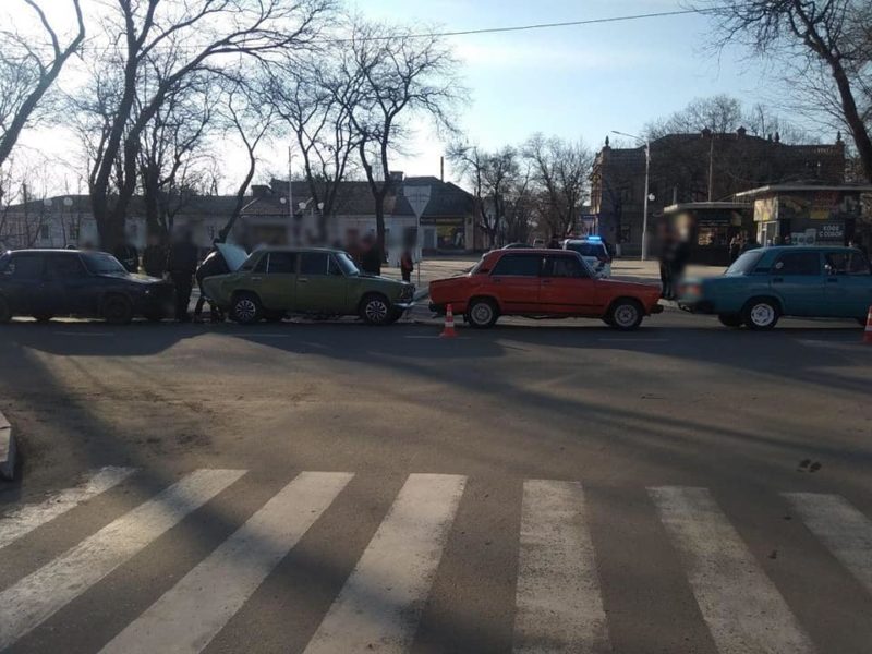 «Бильярд» на дороге: в Измаиле на проспекте Суворова столкнулись четыре ВАЗа