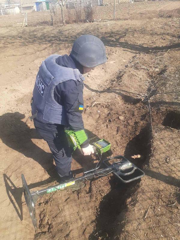 Житель Саратского района обнаружил на своём огороде более 100 ручных гранат времен Второй мировой войны