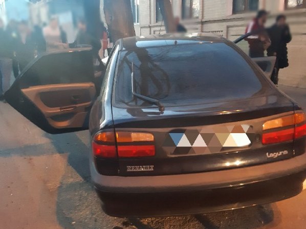 В Измаиле ВАЗ перевернулся после столкновения на перекрестке с Renault Laguna