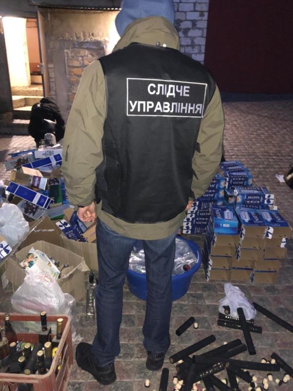 В Одесской области обнаружили подпольный цех с огромным количеством фальсификата элитного алкоголя и сигарет