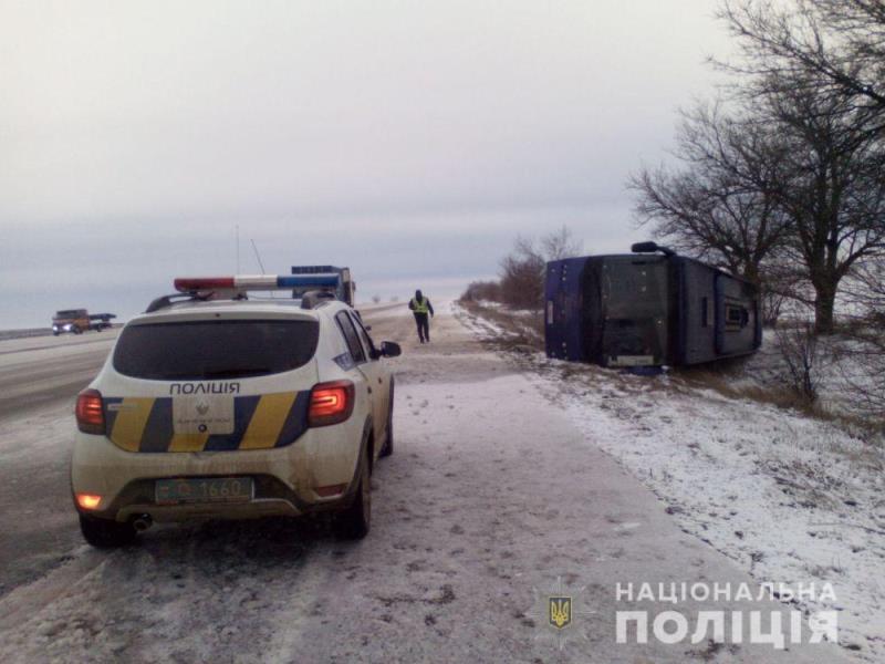 На скользкой дороге пассажирский автобус "Одесса-Киев" вылетел в кювет и перевернулся.