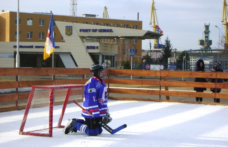 В Измаиле прошел первый чемпионат по хоккею, в котором приняли участие и ветераны Измаильского пограничного отряда