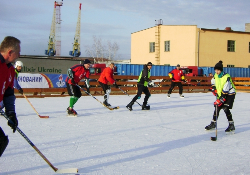 В Измаиле прошел первый чемпионат по хоккею, в котором приняли участие и ветераны Измаильского пограничного отряда.