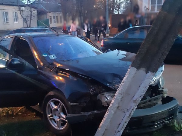 В Измаиле ВАЗ перевернулся после столкновения на перекрестке с Renault Laguna