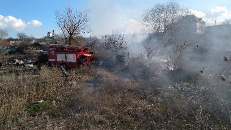 Спасатели Аккермана оперативно потушили пожар в камышах, горевших вблизи жилых домов
