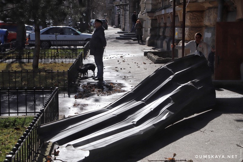 Поваленные деревья, поврежденные машины и сорванные крыши: в Одессе и области разгулялась стихия - обстановка по Бессарабии (обновляется)