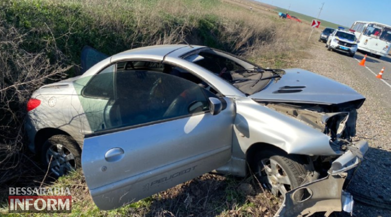 В Измаильском районе с трассы Одесса-Рени слетел автомобиль Peugeot, в котором находились муж, жена и ребенок