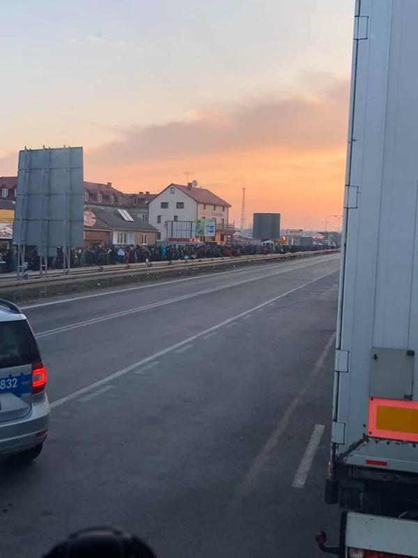 После заявления о закрытии границ украинцы массово устремились домой из Польши - на пунктах пропуска огромные очереди