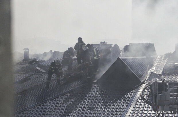 В Одессе ликвидирован сильный пожар в шестиэтажке: пострадали спасатели, один в реанимации
