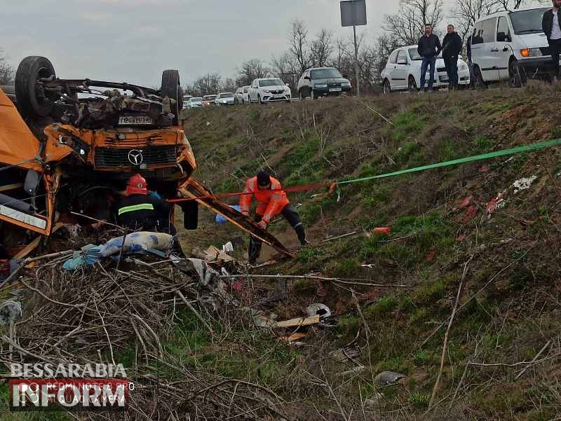 На трассе Одесса-Рены столкнулись легковушка и микроавтобус: одна пассажирка погибла на месте, трое попали в больницу