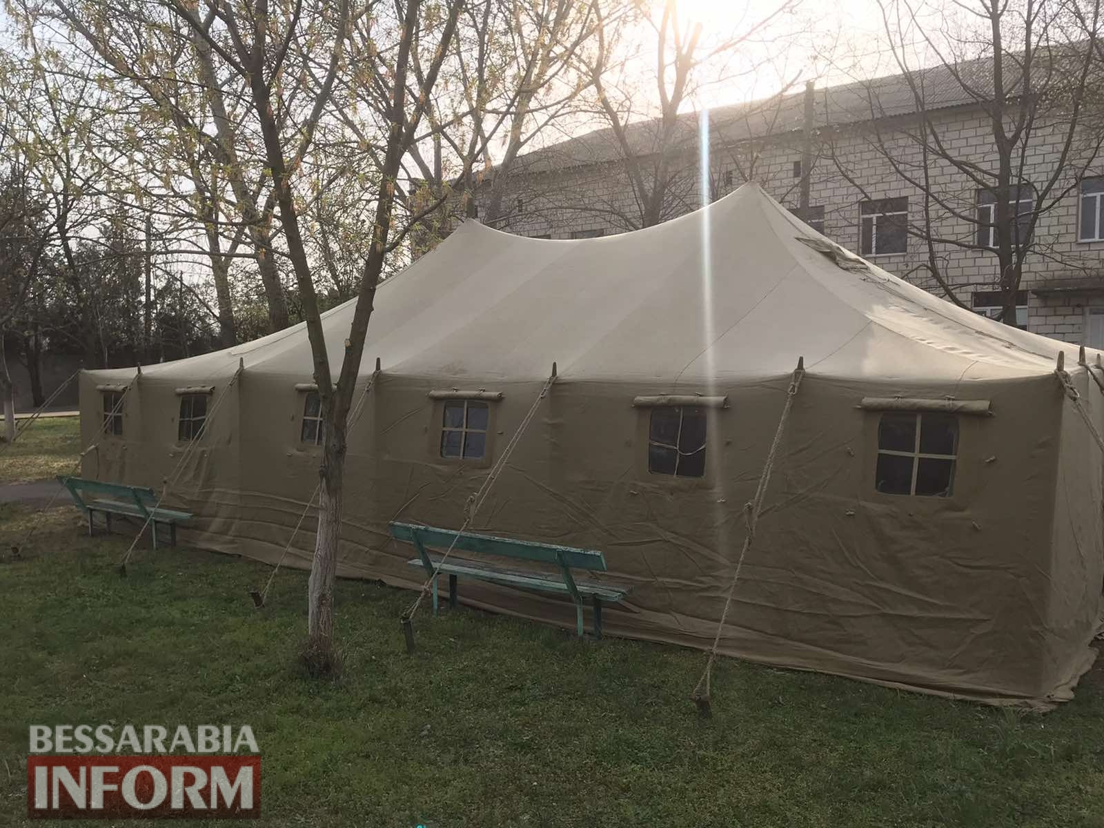 В Измаиле на территории двух опорных больниц установили палатки для сортировки больных с подозрением на COVID-19