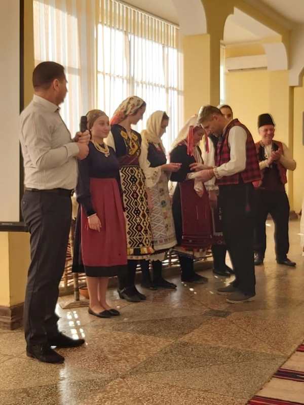 В селе Криничное Болградского района прошел показ аутентичных болгарских костюмов.