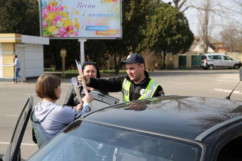 Цветы вместо протоколов: в Измаиле патрульные полицейские необычно поздравляли женщин-водителей с 8 Марта