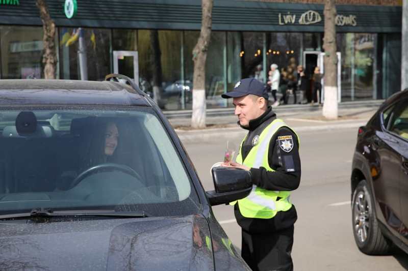 Патрульные полицейские не поздравляли женщин-водителей с 8 Марта.