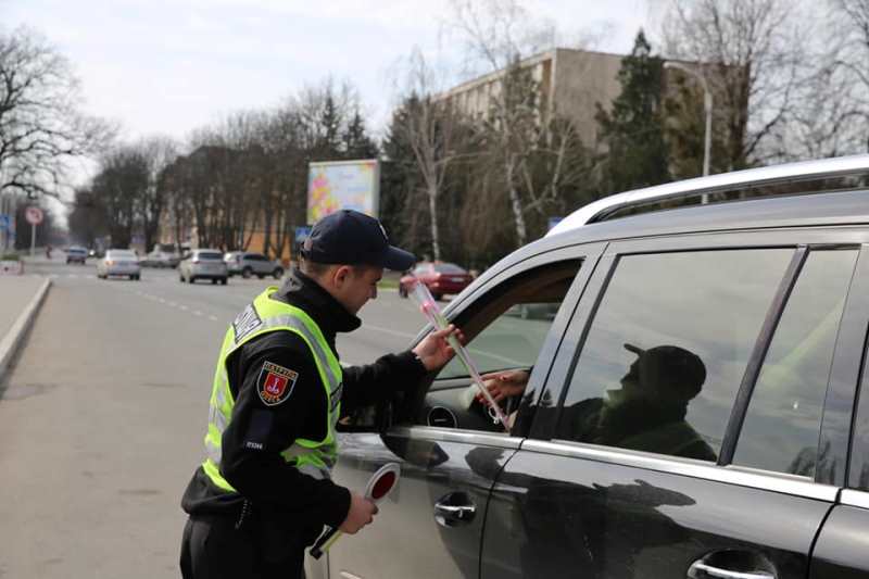 Цветы вместо протоколов: в Измаиле патрульные полицейские необычно поздравляли женщин-водителей с 8 Марта