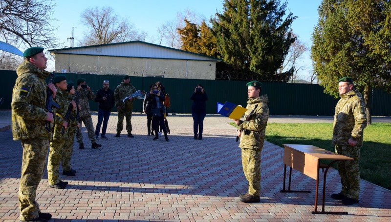 8 измаильских пограничников-новобранцев приняли присягу на верность украинскому народу