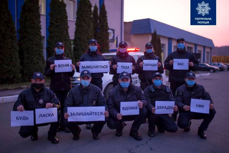 "Мы ради тебя, а ты ради нас": украинские врачи, спасатели и полиция присоединились к мировому флешмобу медиков "Оставайся дома"