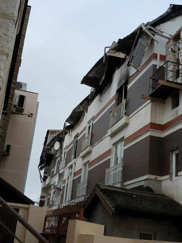 В Затоке полыхала база отдыха: масштабный пожар уничтожил крышу и сильно повредил здание