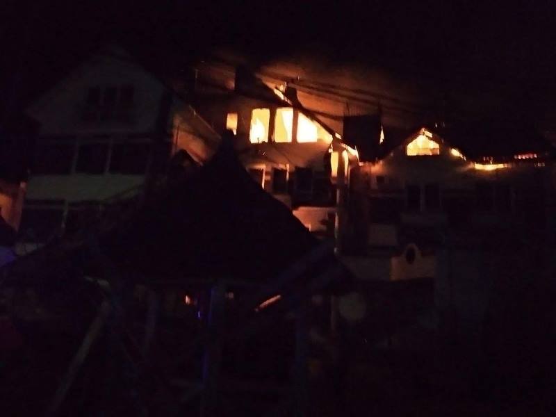 В Затоке полыхала база отдыха: масштабный пожар уничтожил крышу и сильно повредил здание
