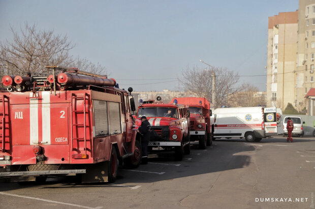 В Одессе ликвидирован сильный пожар в шестиэтажке: пострадали спасатели, один в реанимации