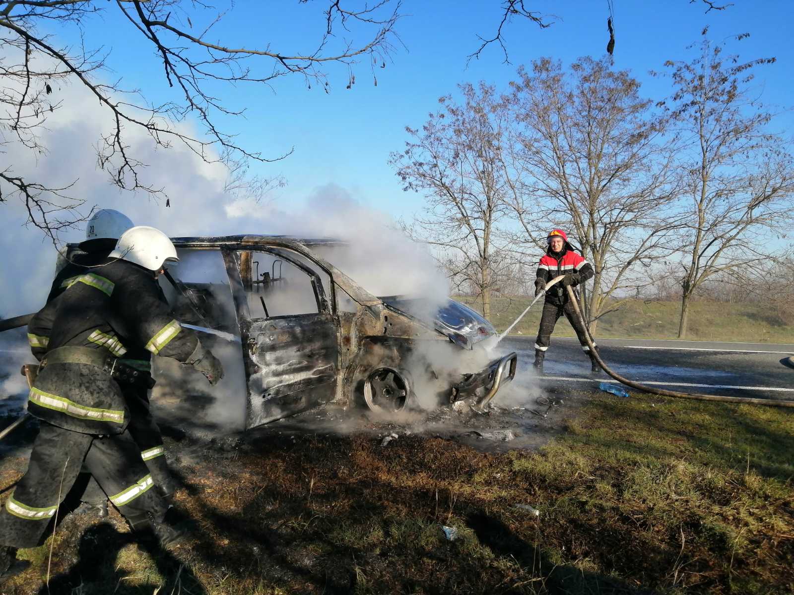 На трассе Одесса-Рени дотла сгорела вспыхнувшая на ходу маршрутка Одесса-Измаил