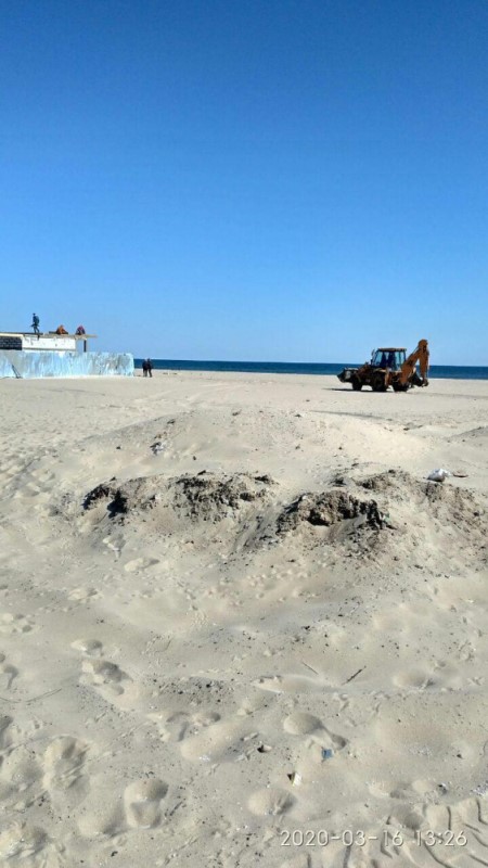 В Затоке возобновилась незаконная стройка на арестованных участках пляжа - полиция задерживает рабочих