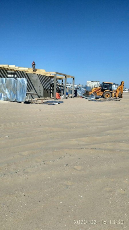 В затоке возобновилась незаконная стройка на арестованных участках пляжа - полиция задерживает рабочих