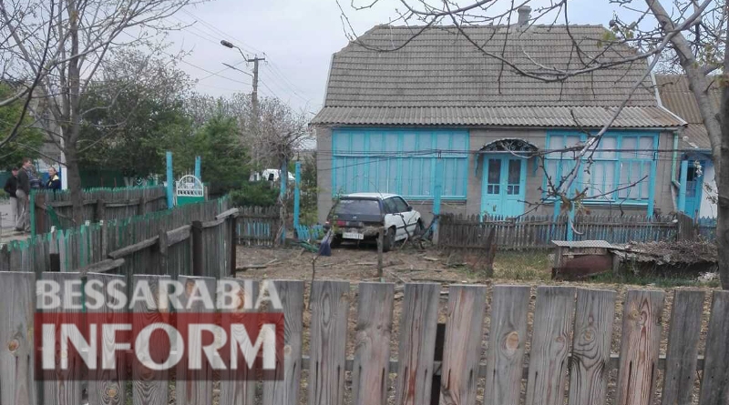 Килийская ОТГ: в Шевченково водитель на "хонде" слетел с дороги, снес два забора и протаранил дом (фотофакт)