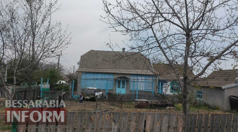 Килийская ОТГ: в Шевченково водитель на "хонде" слетел с дороги, снес два забора и протаранил дом (фотофакт)