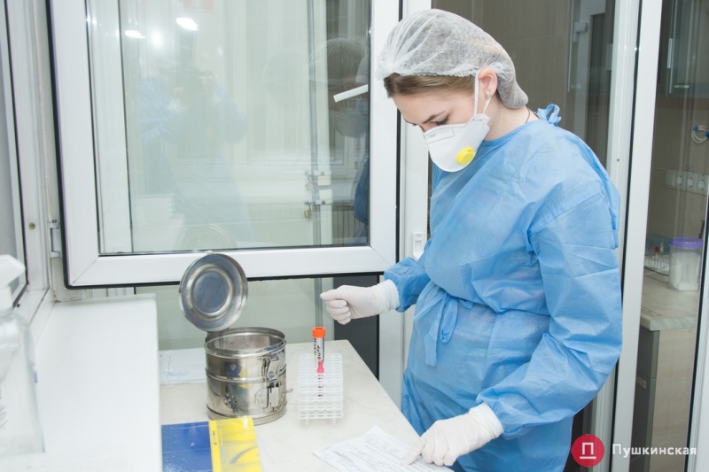 Рабочие будни единственной лаборатории в Одесской области, которая проводит исследования на коронавирус