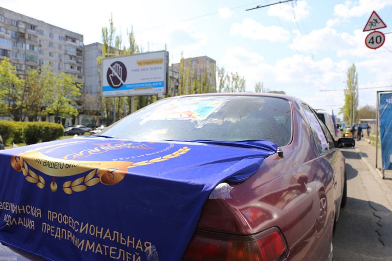 Большой автопротест: в Одессе предприниматели выступили против карантинных мер и требуют открыть рынки