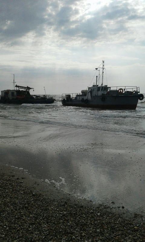 В Татарбунарском районе на берег выбросило судно с буровой платформой