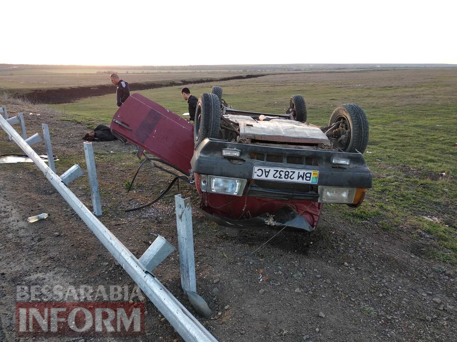На трассе Одесса-Рени перевернулся автомобиль: есть пострадавший, но скорая помощь не спешит