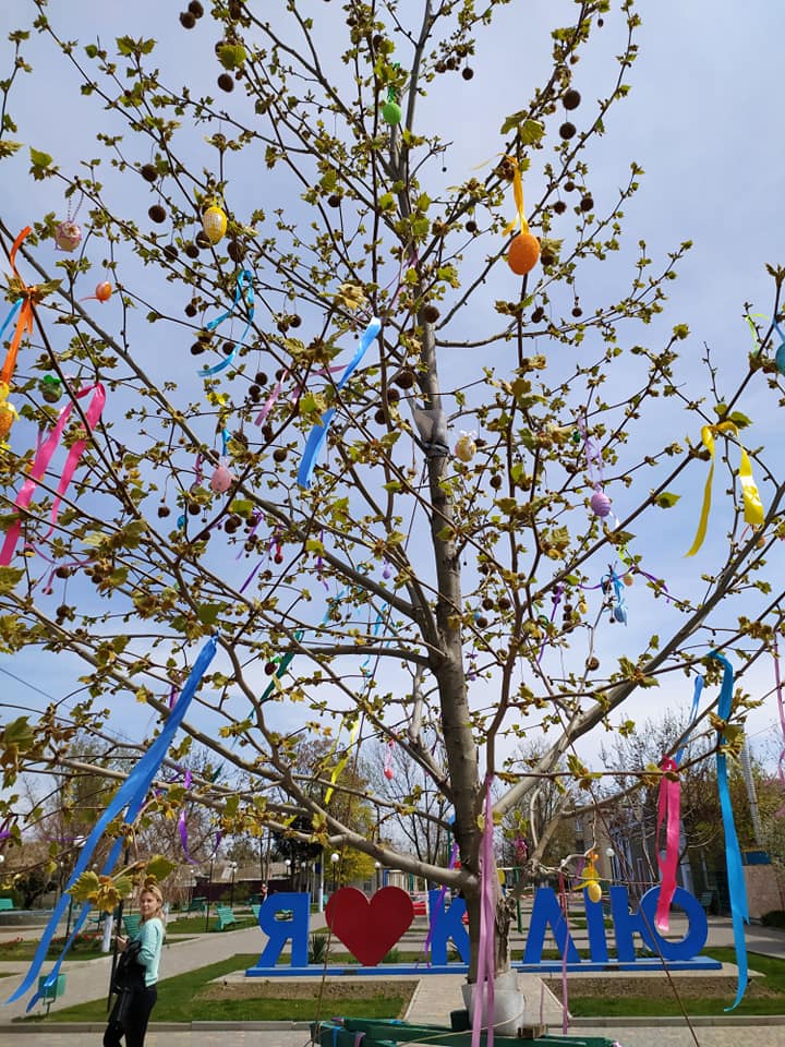 В центре Килии появилось пасхальное дерево - к акции предлагают присоединиться всем горожанам
