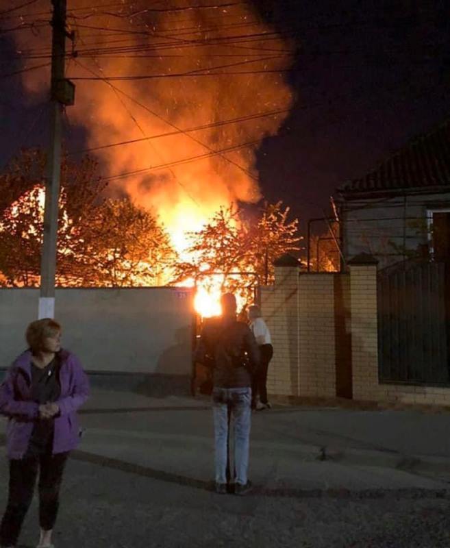 В Измаиле горел сарай и огонь чуть не перекинулся на жилой дом - пострадала только часть крыши