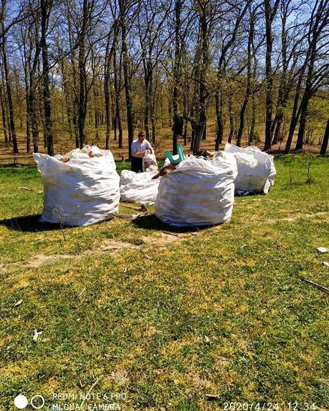 Молодежь Болграда убрала мусор на побережье Ялпуга