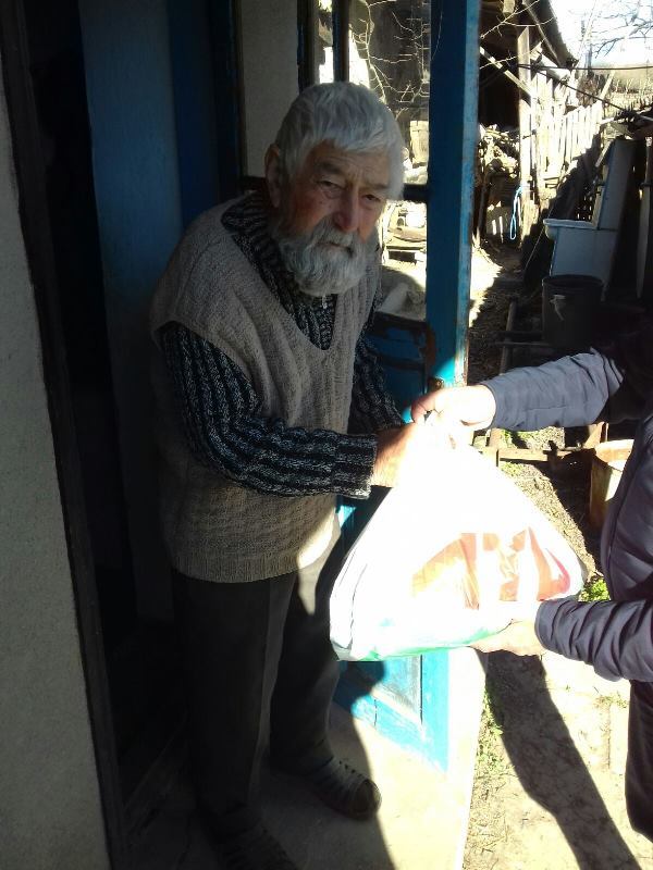 В селах Измаильского района пенсионерам начали доставлять на дом продуктовые наборы с товарами первой необходимости