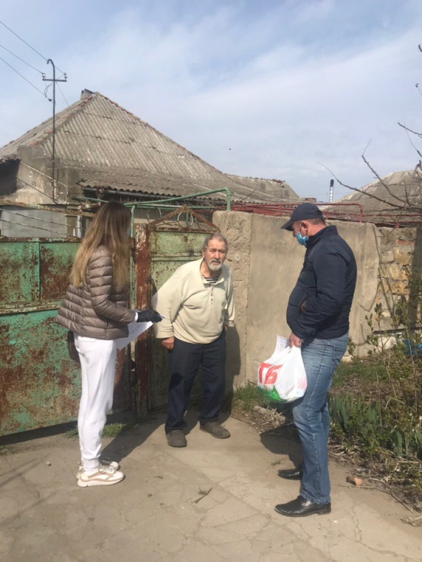 В Белгороде-Днестровском соцработники и волонтеры начали доставку продуктовых наборов пожилым людям