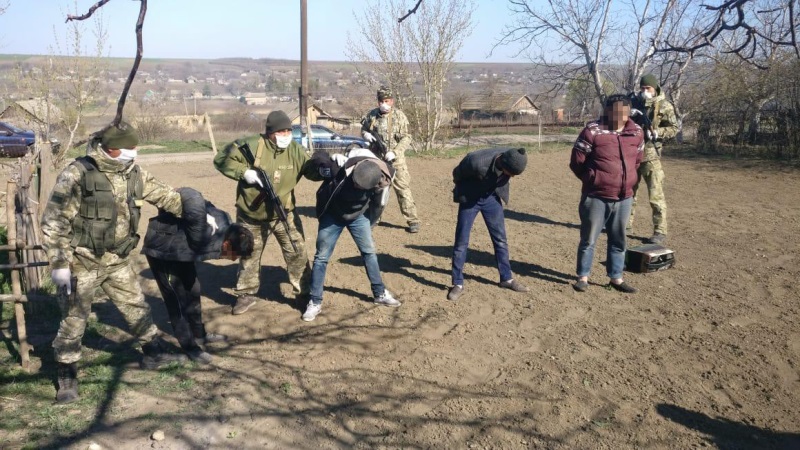 Нарушать, так с праздником: в Белгород-Днестровском районе задержали квартет «баянистов», которые незаконно пересекли границу