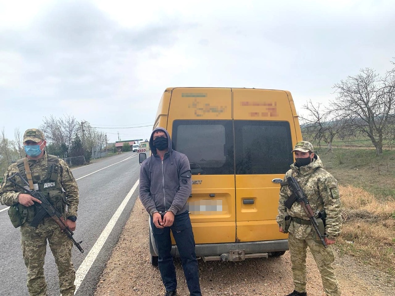 Остался микроавтобус и получил запрет на въезд в Украину: Белгород-днестровские пограничники задержали гражданина Молдовы