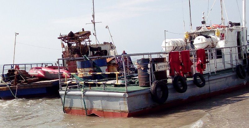 Севшее на мель в Татарбунарском районе судно отбуксировать не могут, но экологии оно не угрожает