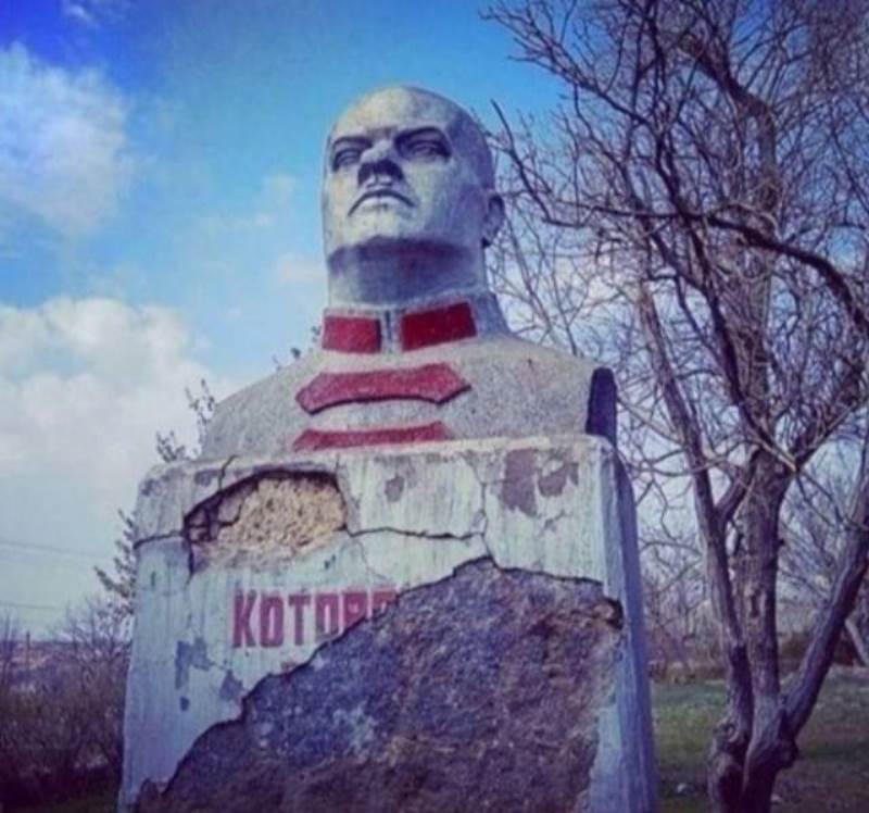 В селе Белгород-Днестровского района снесли памятник Григорию Котовскому