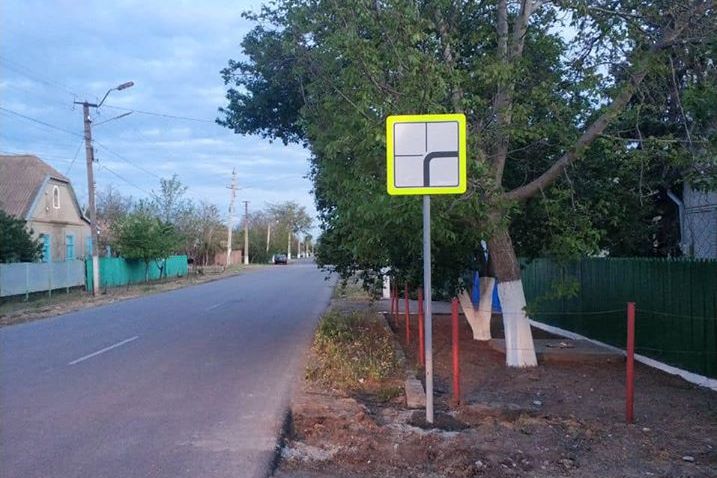 САД установила дорожные знаки возле злостной стелы на въезде в деревню Килийского района и вдоль дороги Т-16-30.